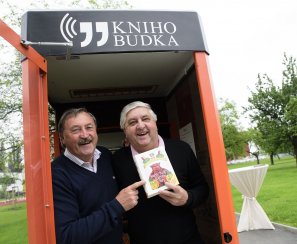 Antonín Panenka a Karol Dobiáš patroni nové knihobudky v Parku Brumlovka