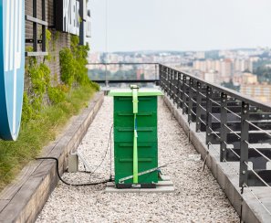 Last year, Passerinvest Group a.s. placed two beehives on the rooftop garden of the Delta building