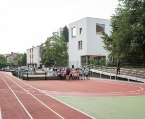Atletický stadion pro školu i veřejnost v BB Centru